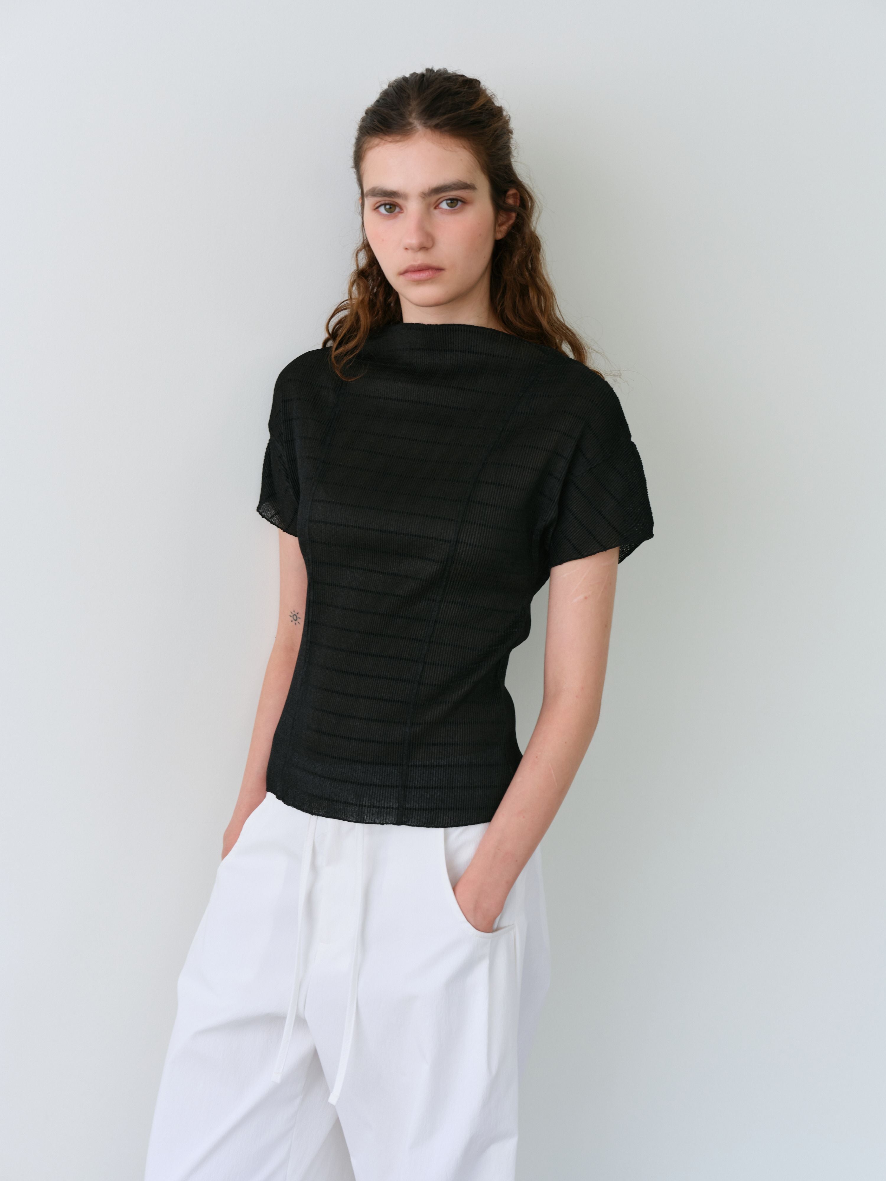AUBOUR pleats seam half blouse (black)