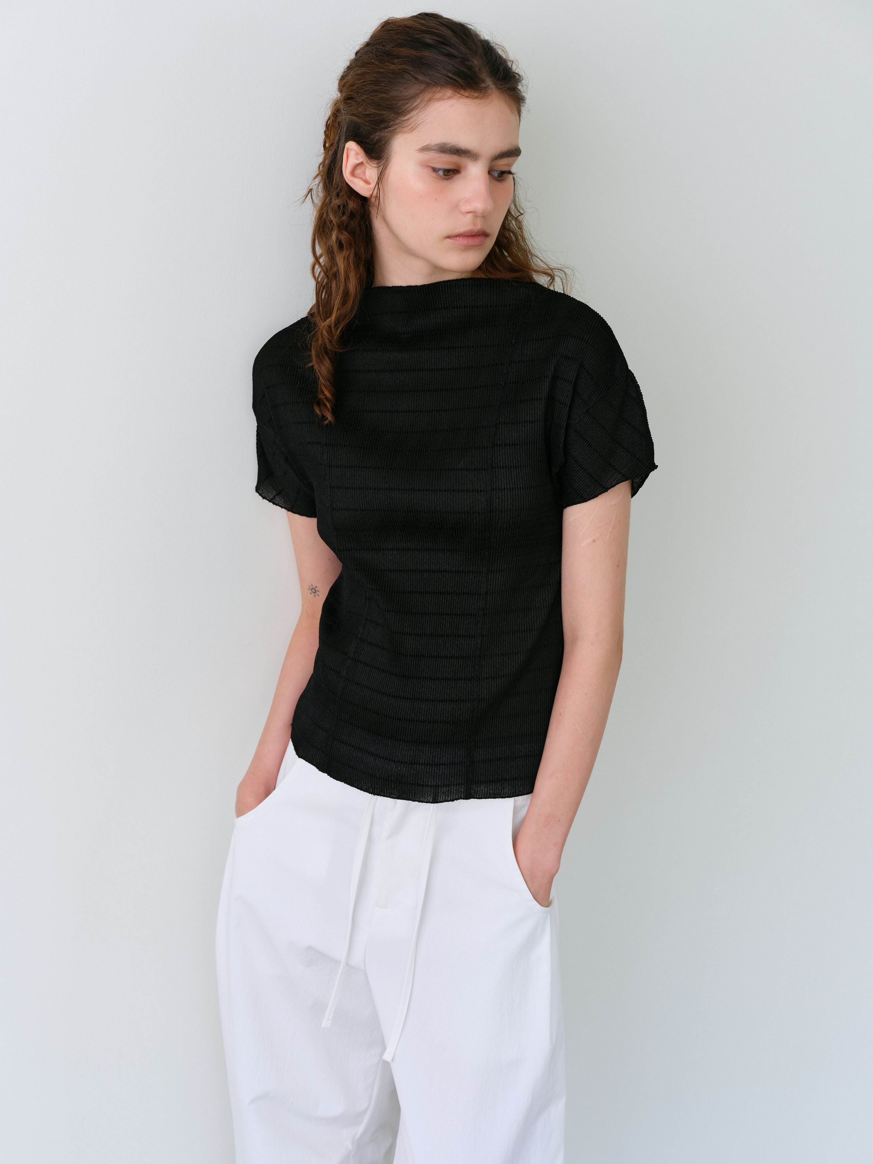 AUBOUR pleats seam half blouse (black)