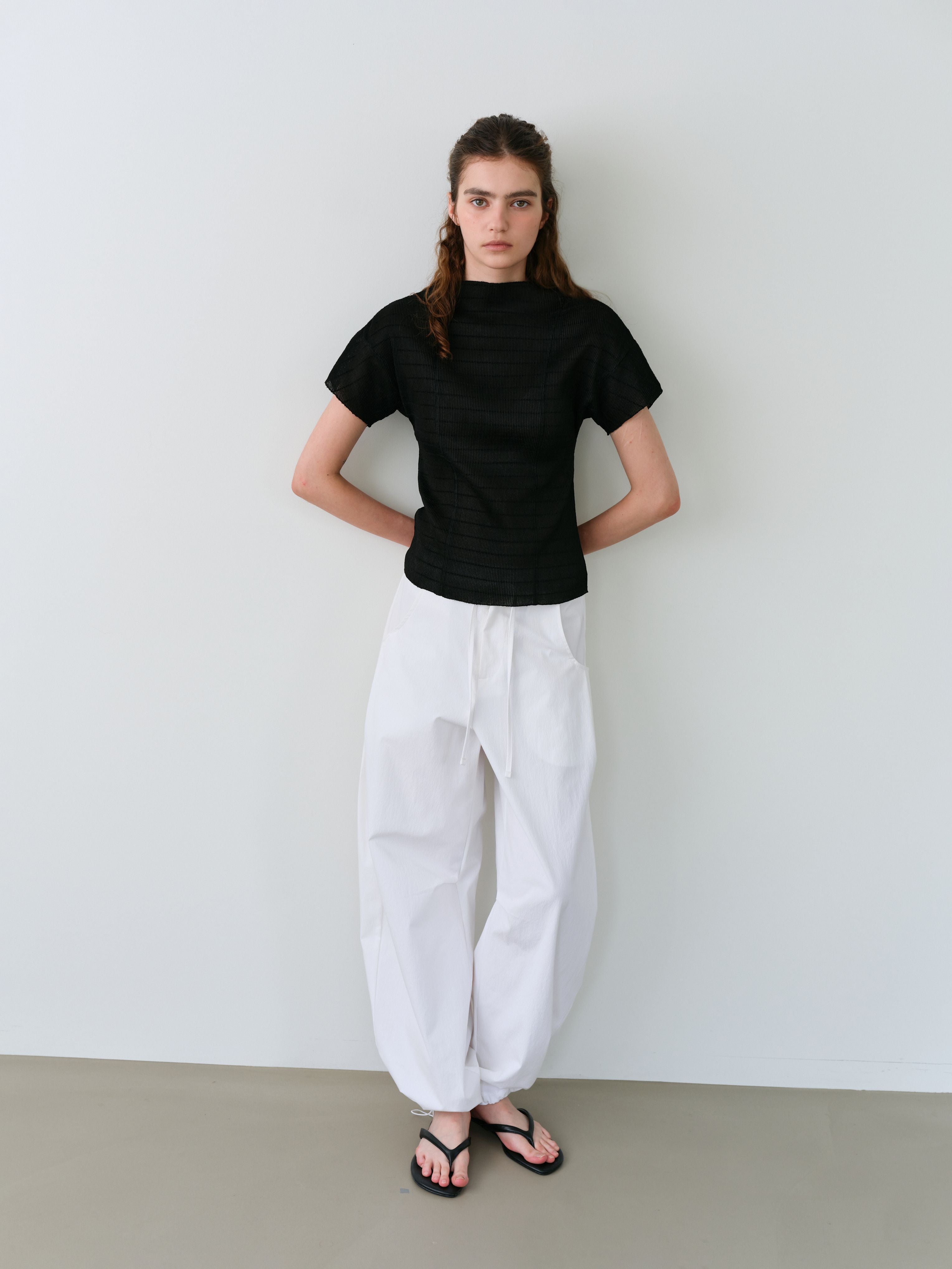 AUBOUR pleats seam half blouse (black)