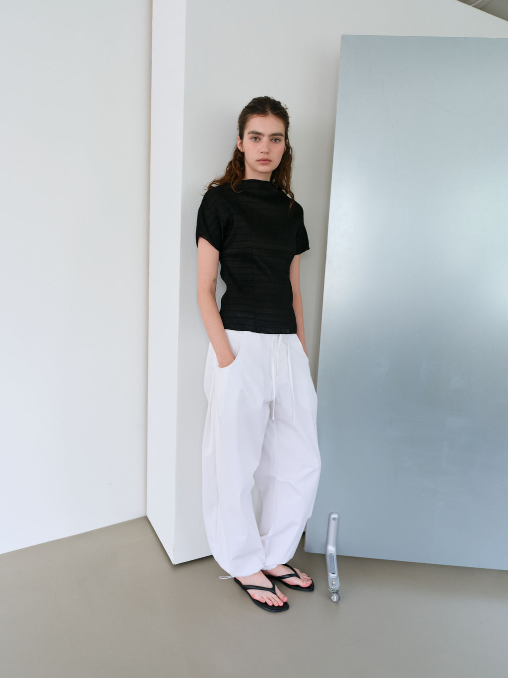 AUBOUR pleats seam half blouse (black)