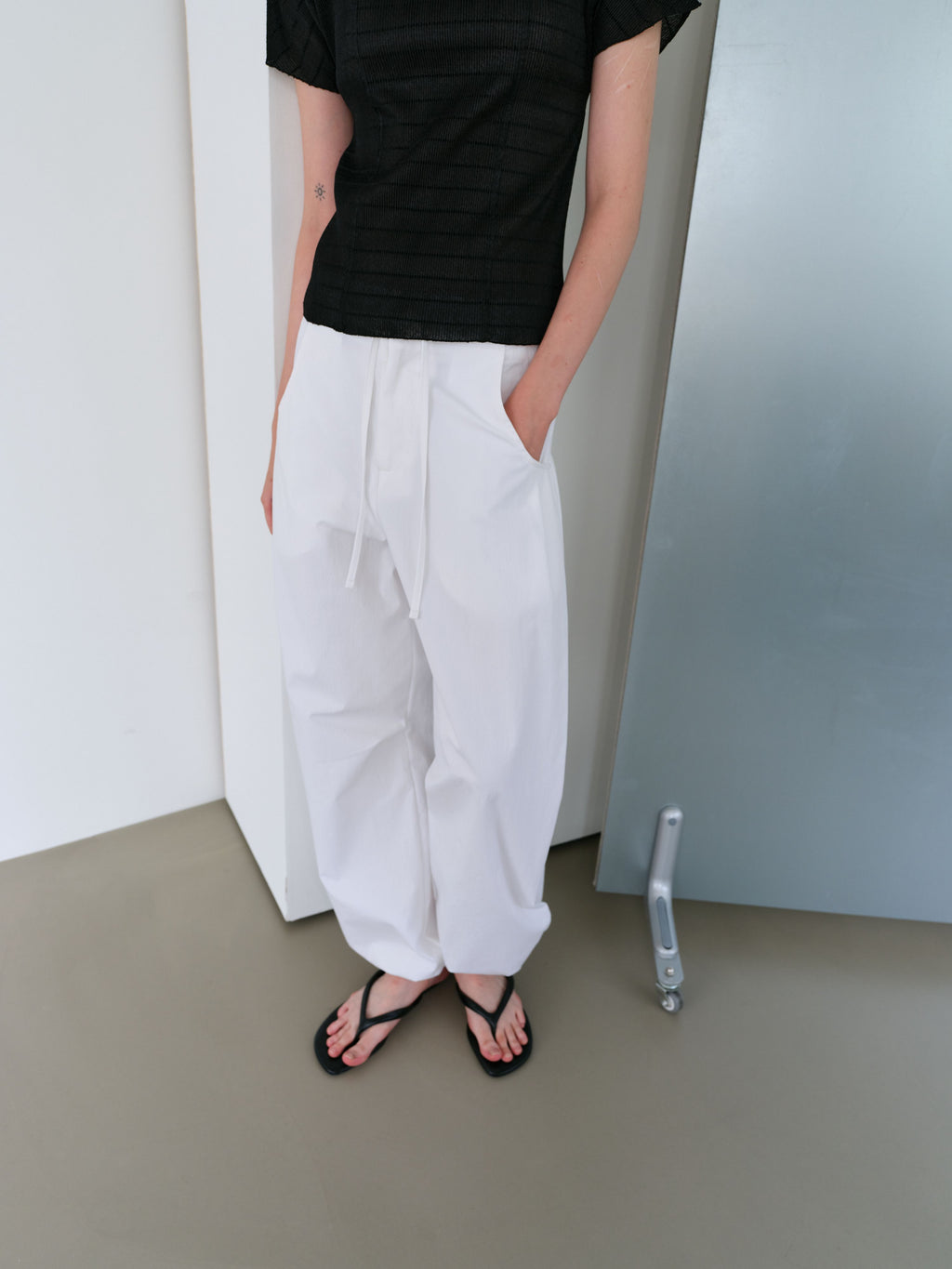 AUBOUR pleats seam half blouse (black)