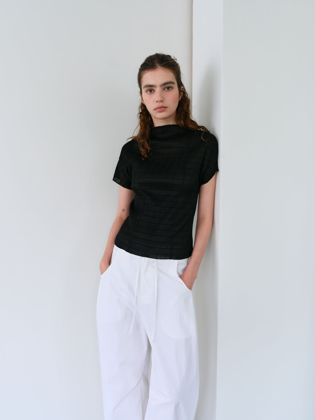 AUBOUR pleats seam half blouse (black)