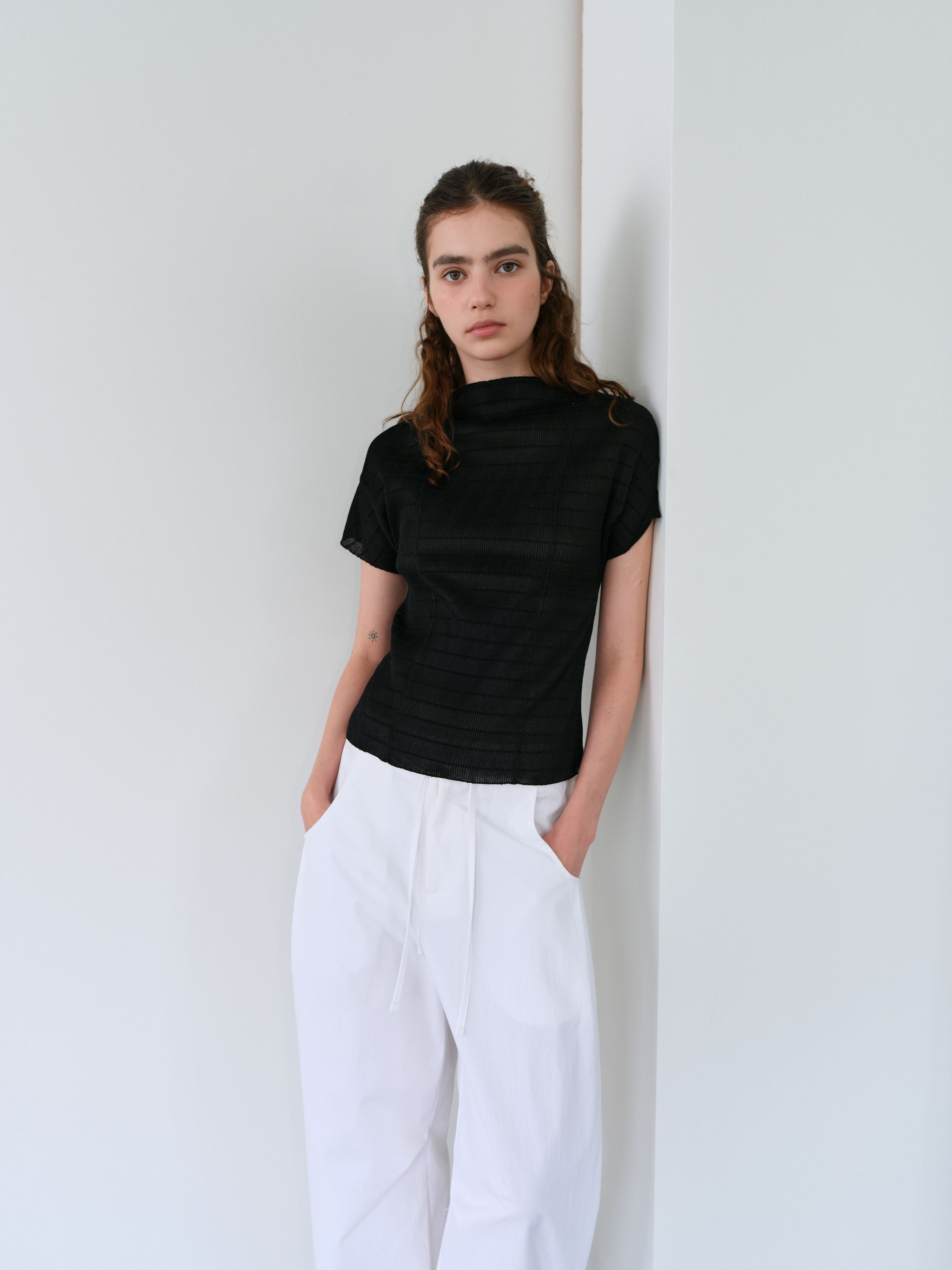 AUBOUR pleats seam half blouse (black)