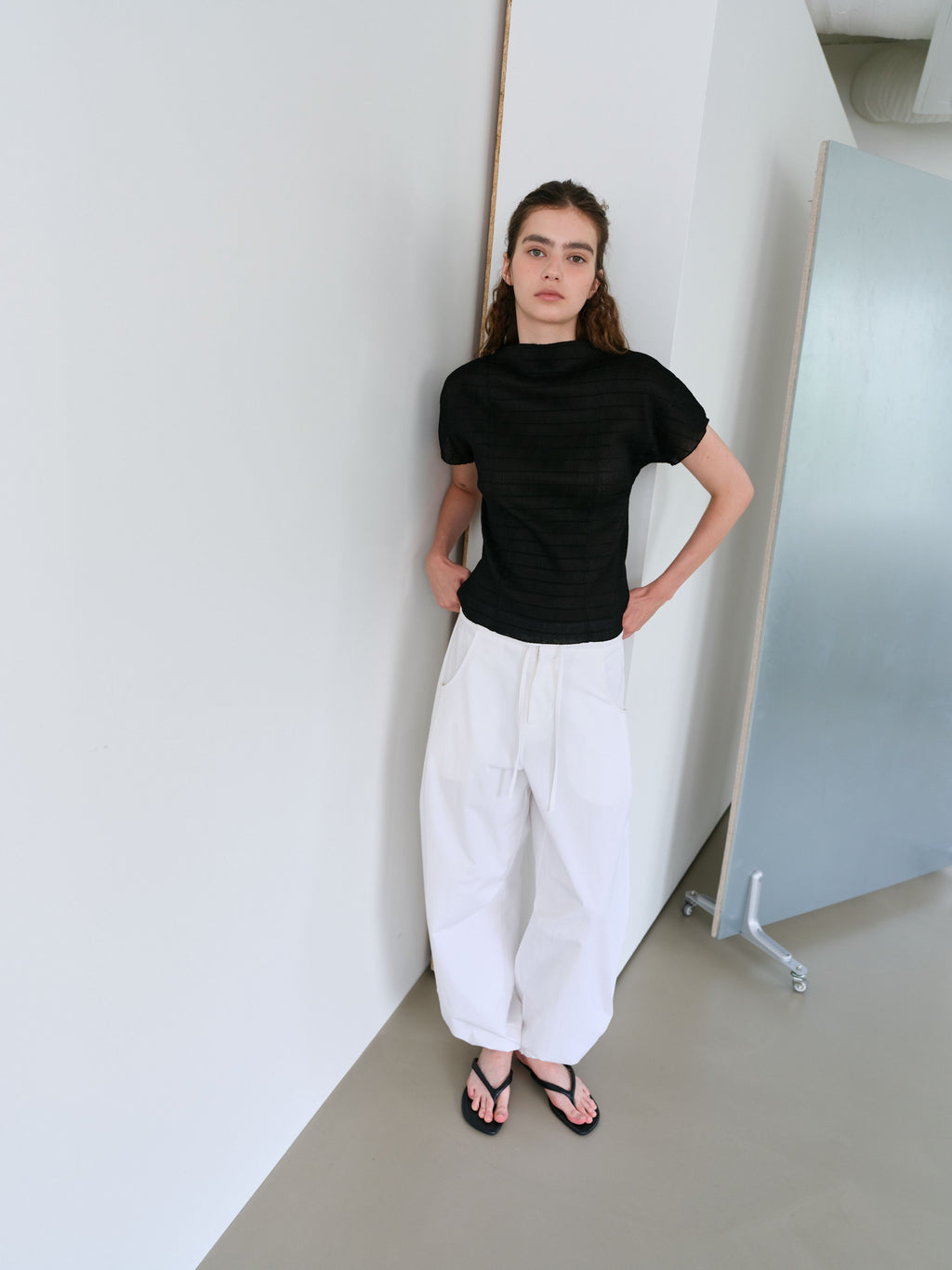 AUBOUR pleats seam half blouse (black)