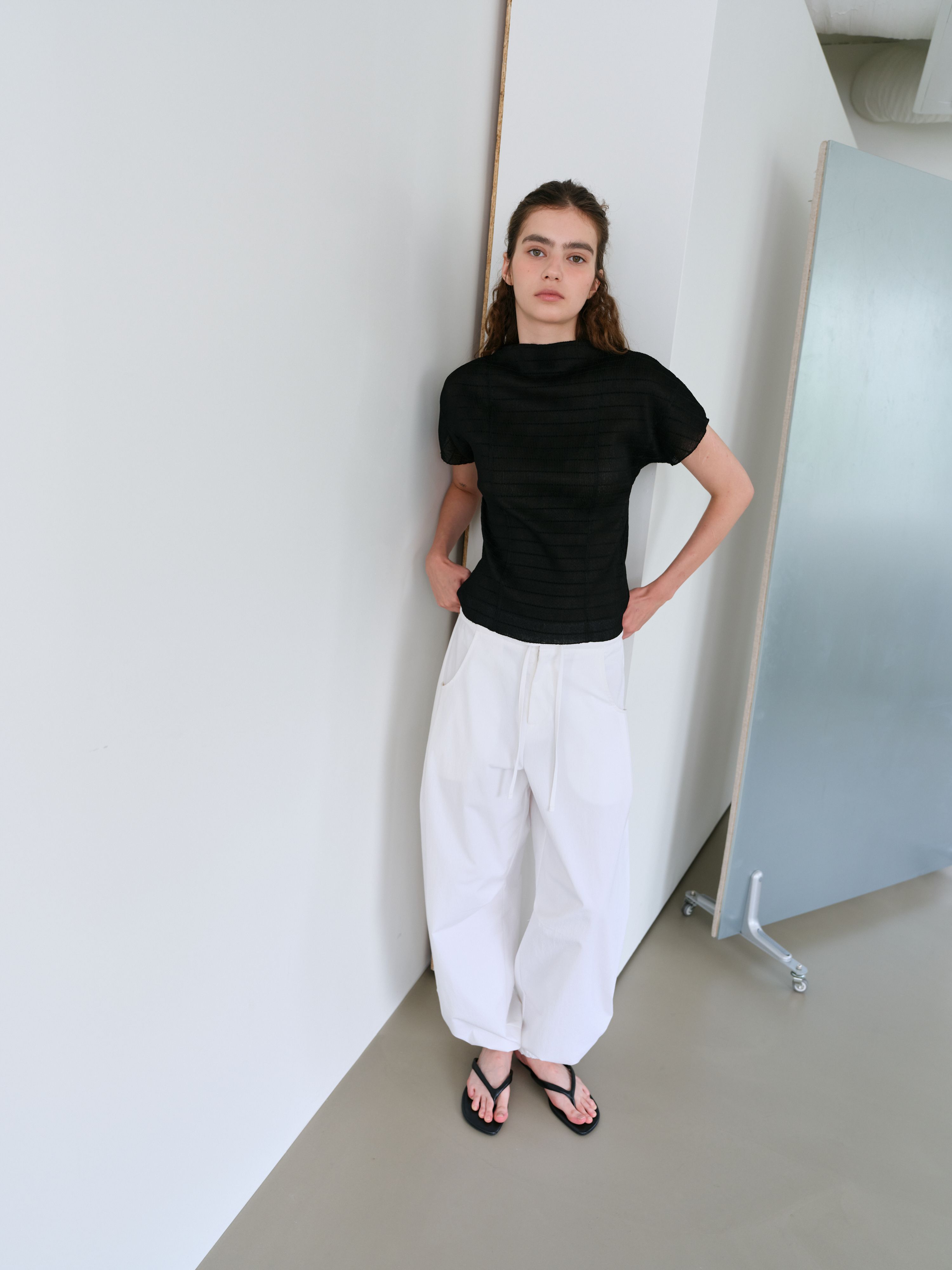 AUBOUR pleats seam half blouse (black)