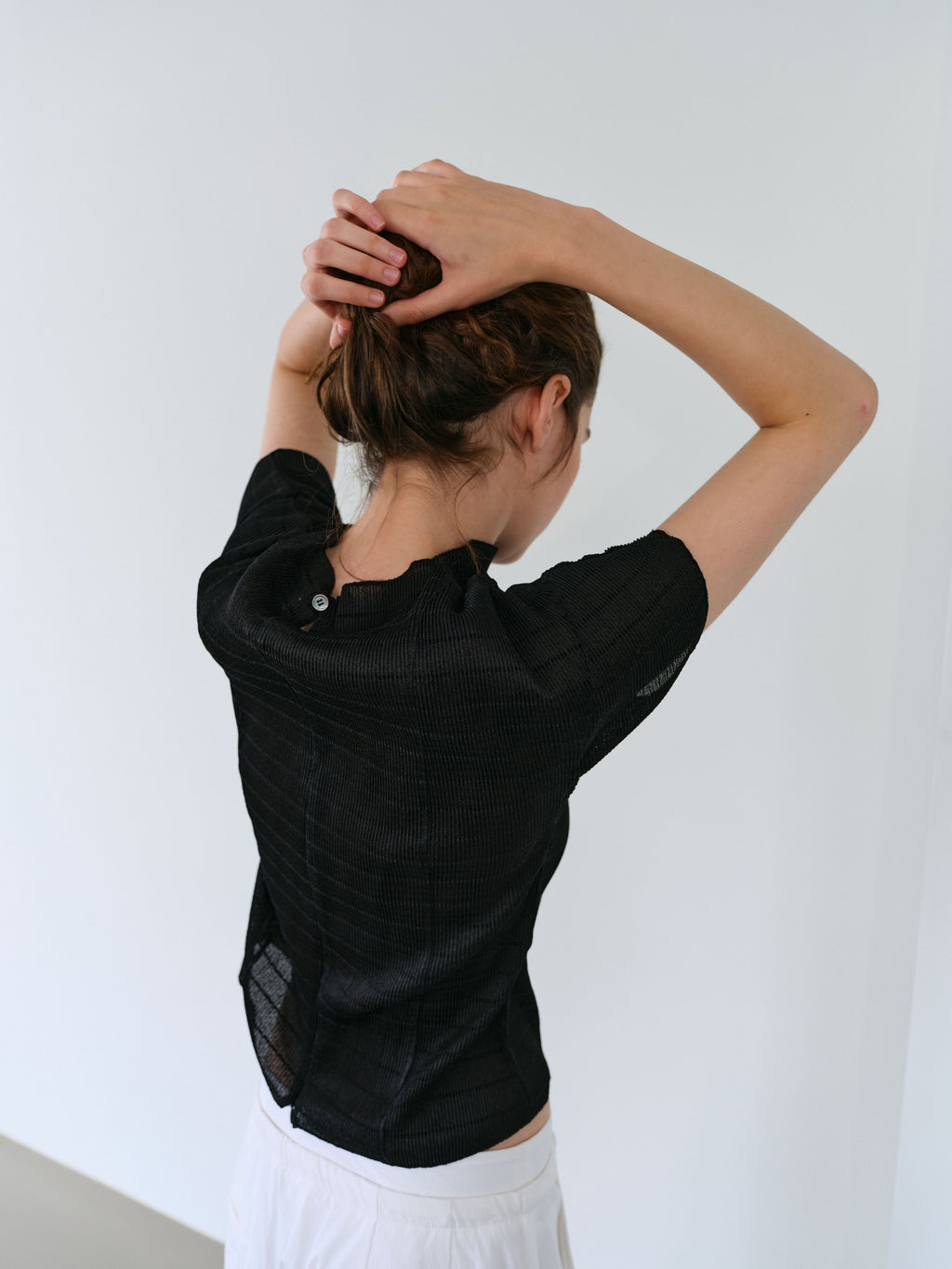 AUBOUR pleats seam half blouse (black)
