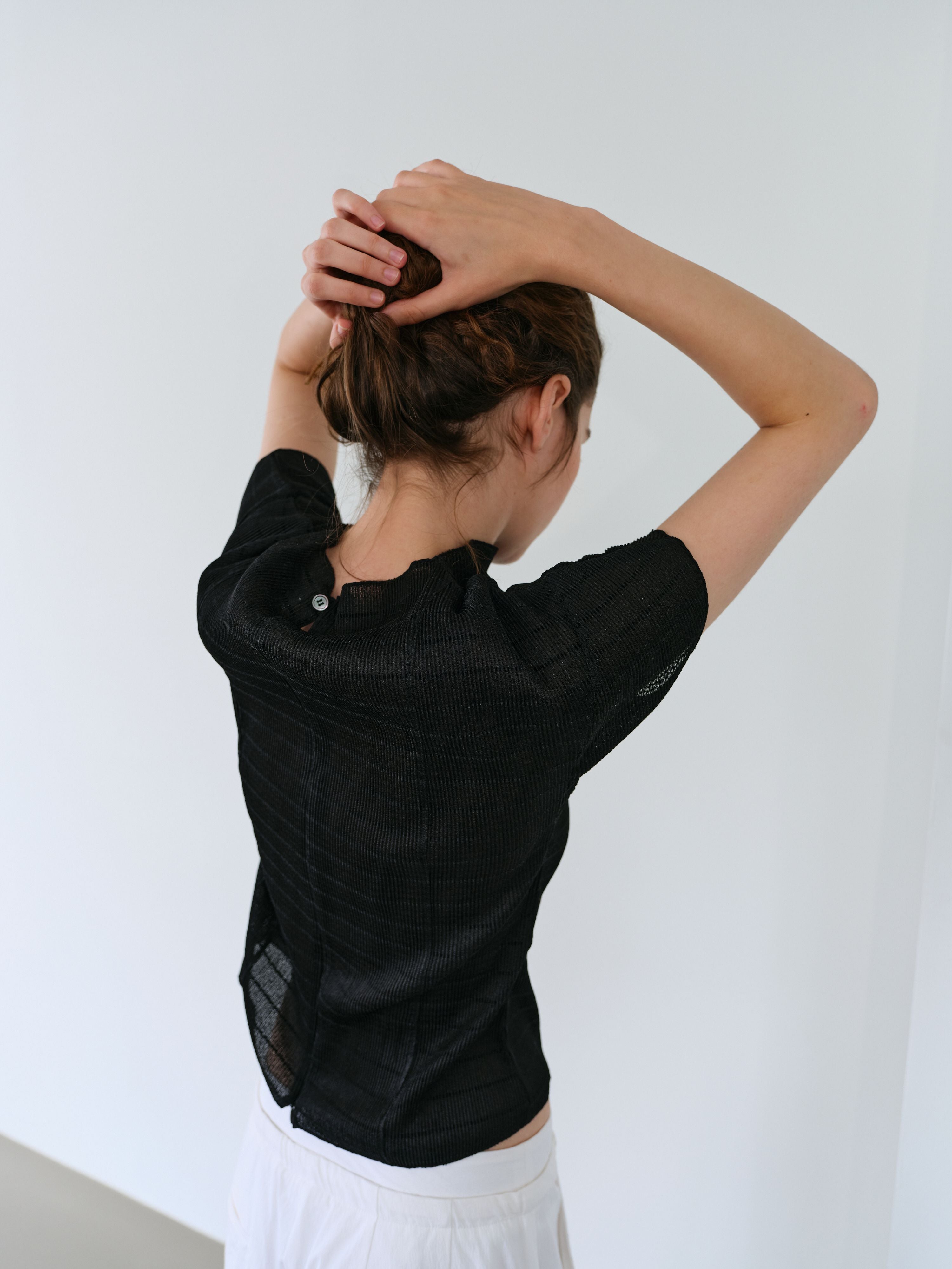 AUBOUR pleats seam half blouse (black)