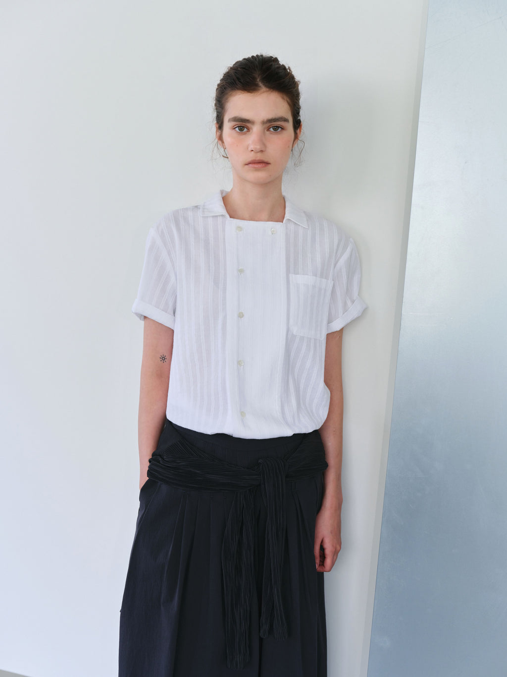 AUBOUR overlap half shirt (white stripe)