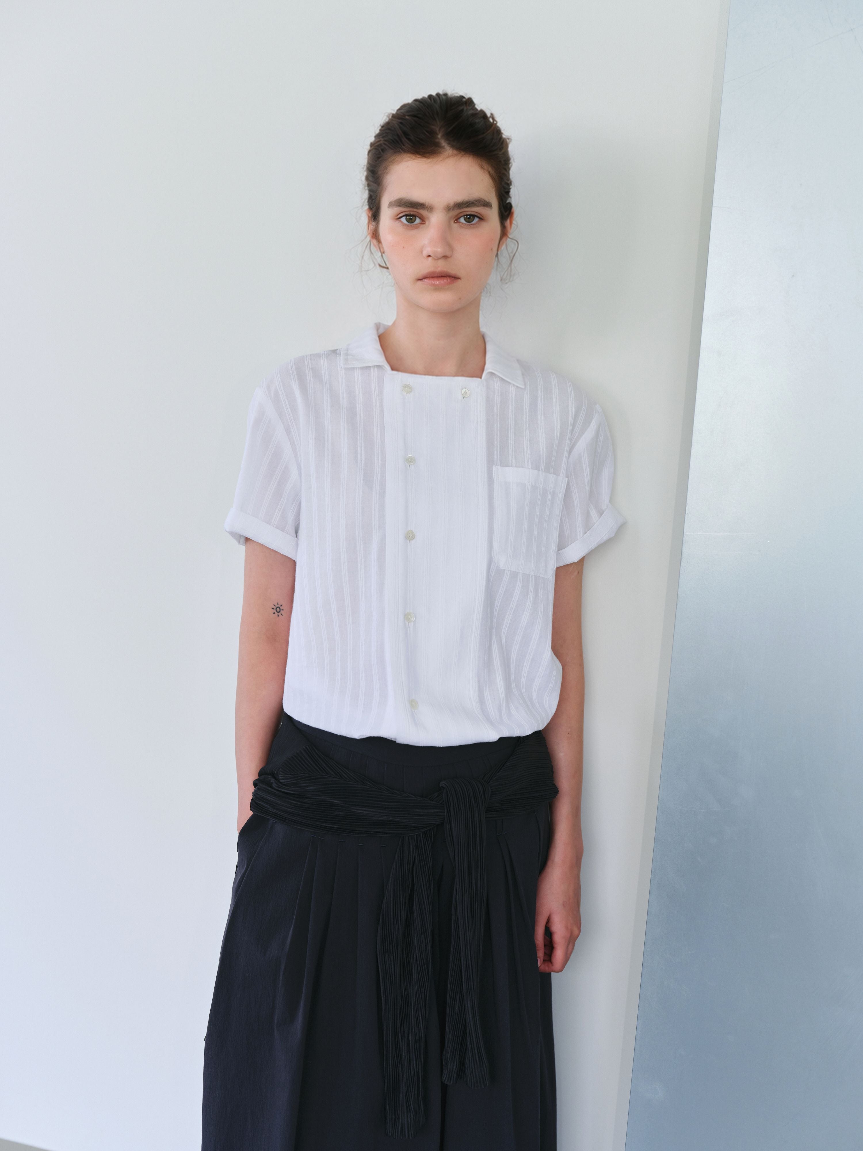 AUBOUR overlap half shirt (white stripe)