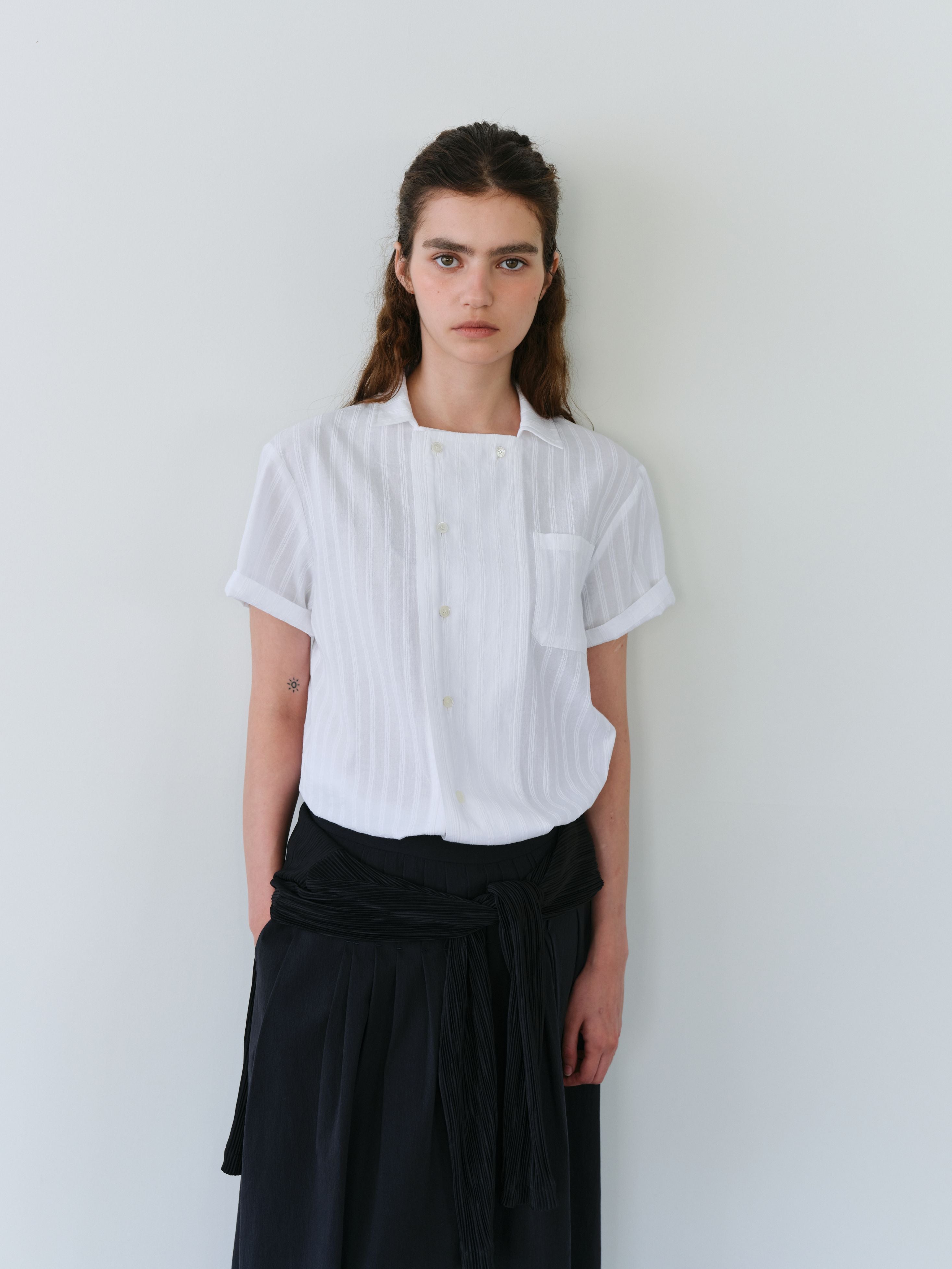 AUBOUR overlap half shirt (white stripe)