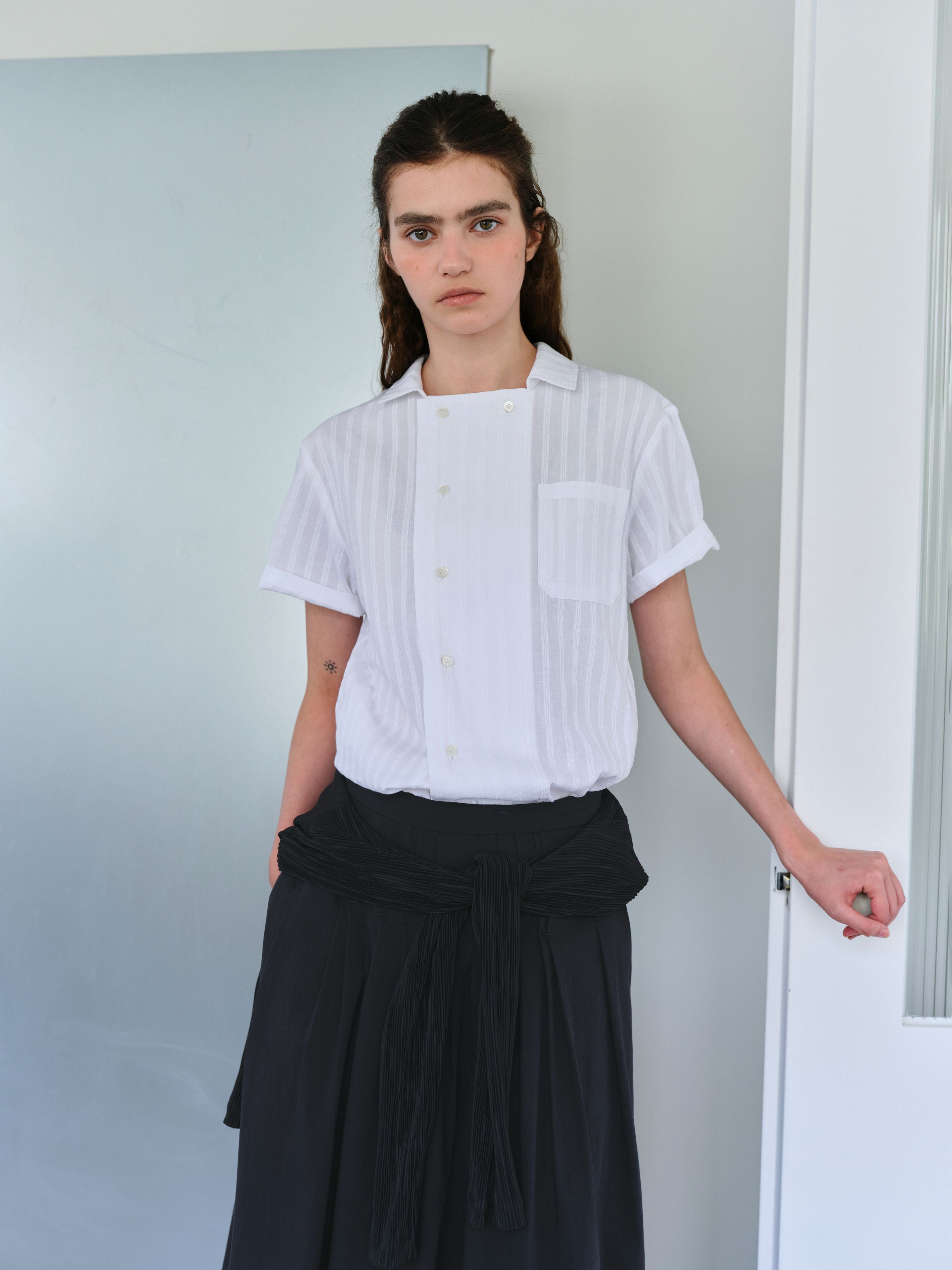 AUBOUR overlap half shirt (white stripe)