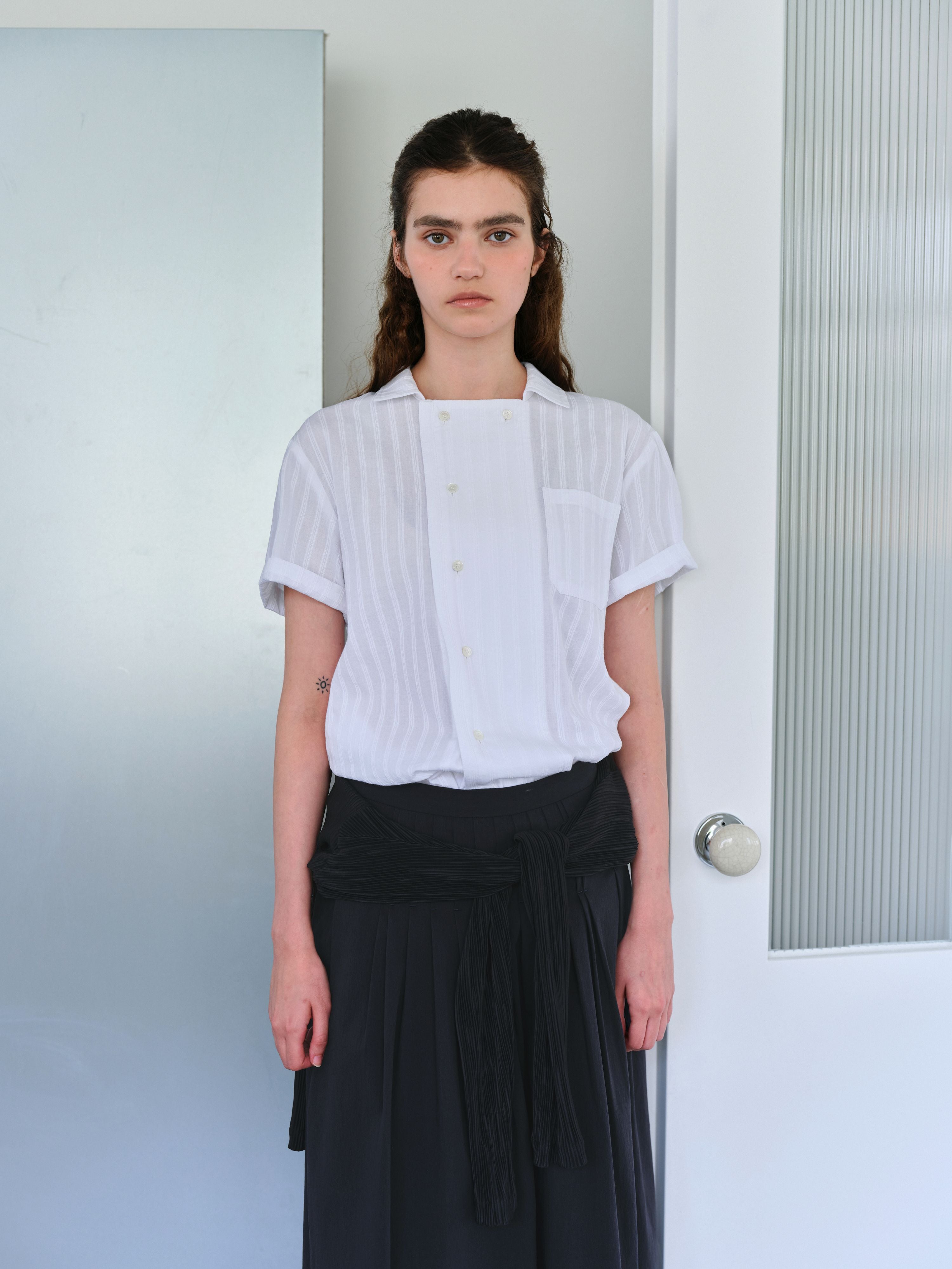 AUBOUR overlap half shirt (white stripe)