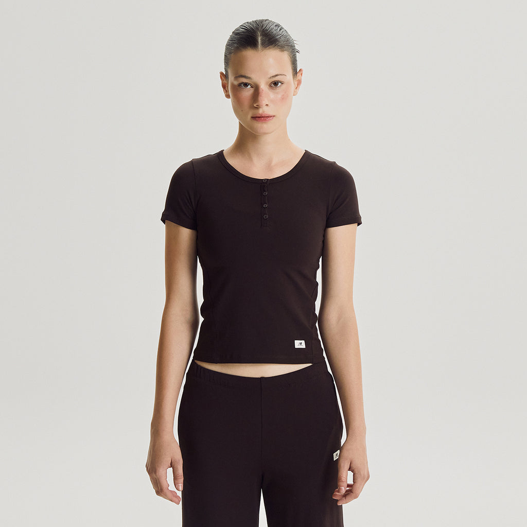 NEW BALANCE NBNEG3W122 / WOMEN NB-FLOWY Henry neck short sleeve t-shirt (BROWN)