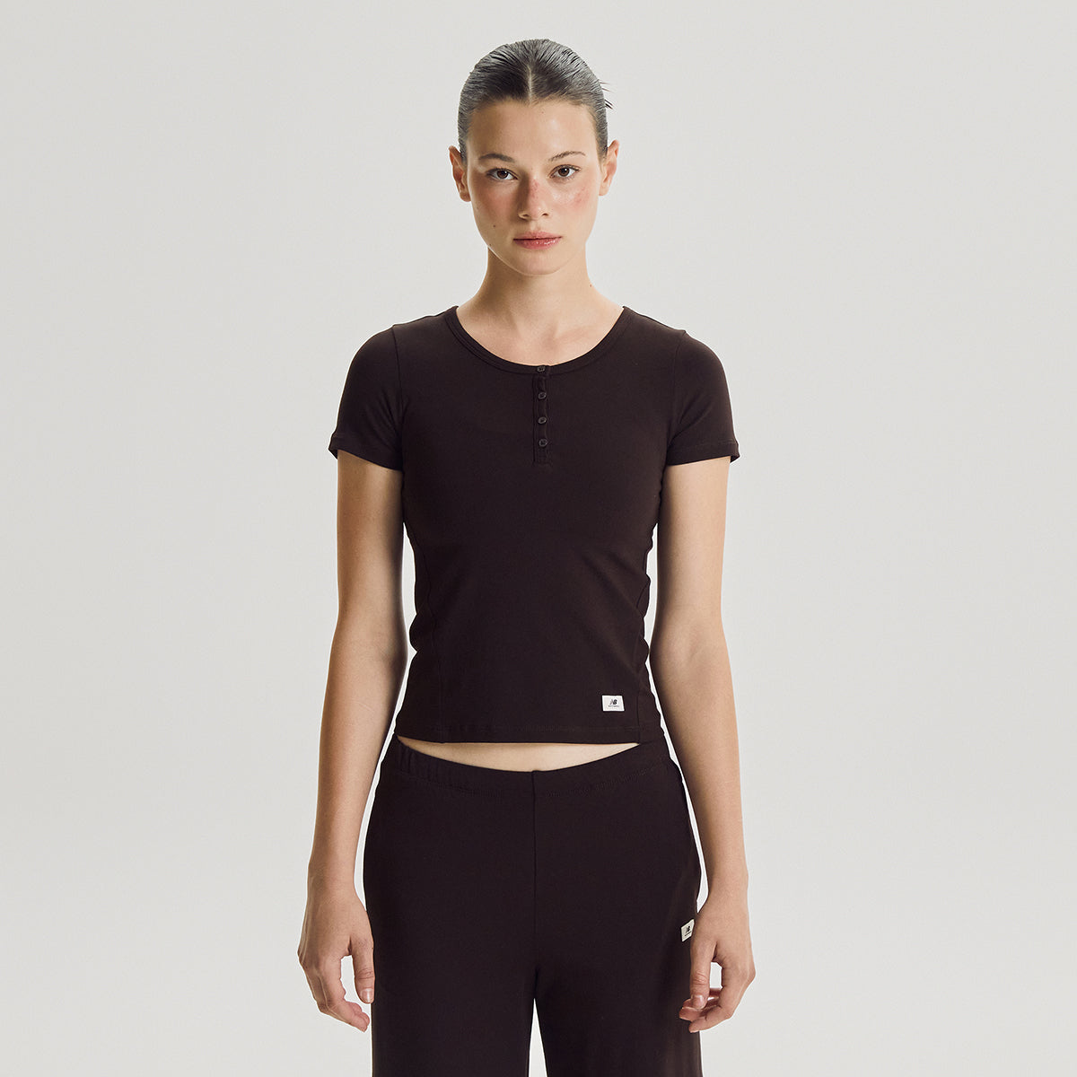 NEW BALANCE NBNEG3W122 / WOMEN NB-FLOWY Henry neck short sleeve t-shirt (BROWN)