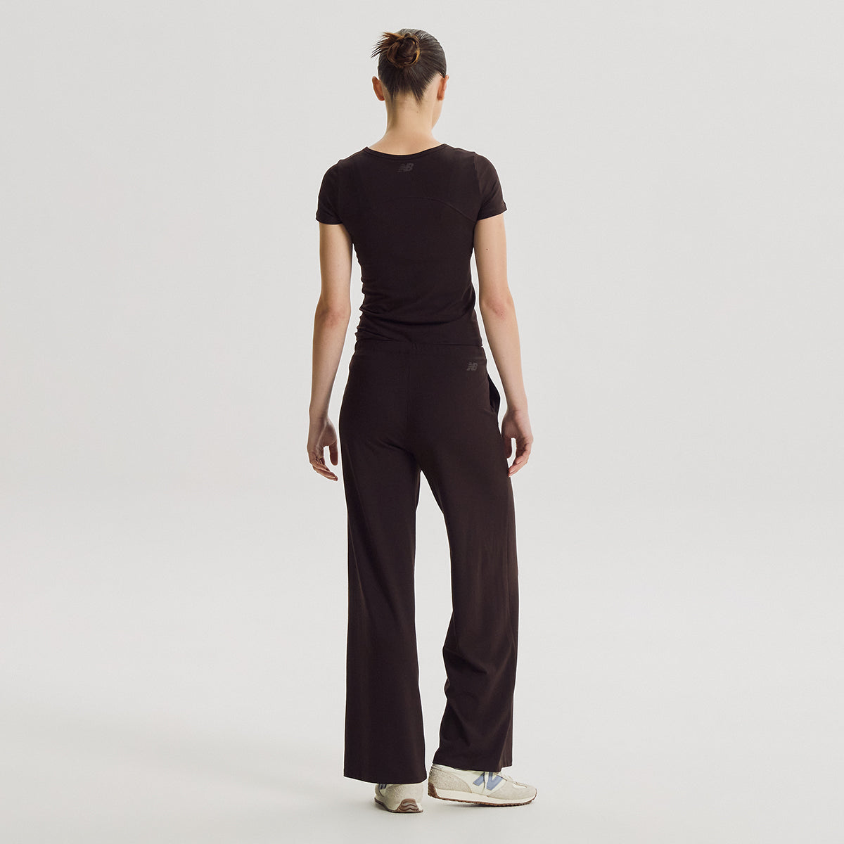 NEW BALANCE NBNEG3W122 / WOMEN NB-FLOWY Henry neck short sleeve t-shirt (BROWN)