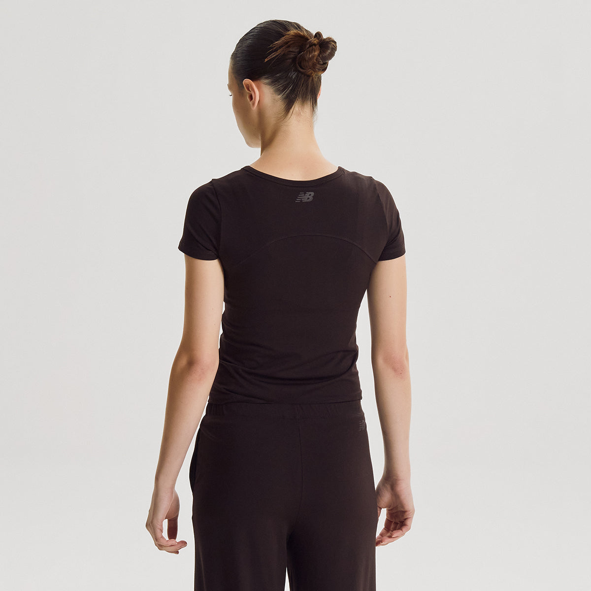 NEW BALANCE NBNEG3W122 / WOMEN NB-FLOWY Henry neck short sleeve t-shirt (BROWN)