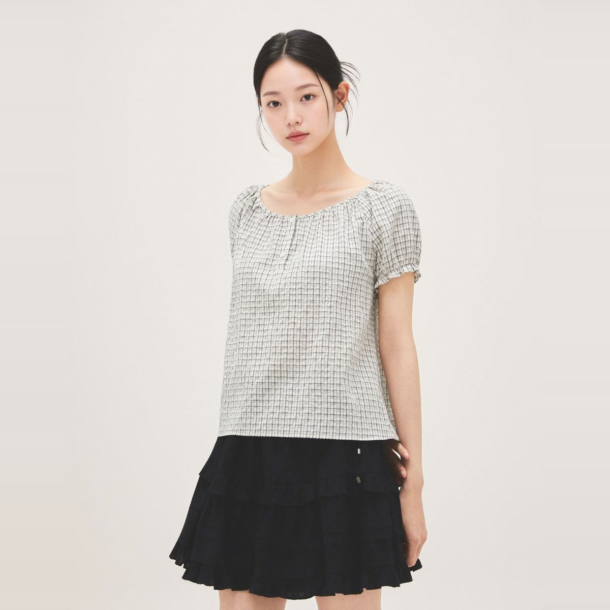 ROEM Neck shirring short sleeve blouse RMBLG37RT1