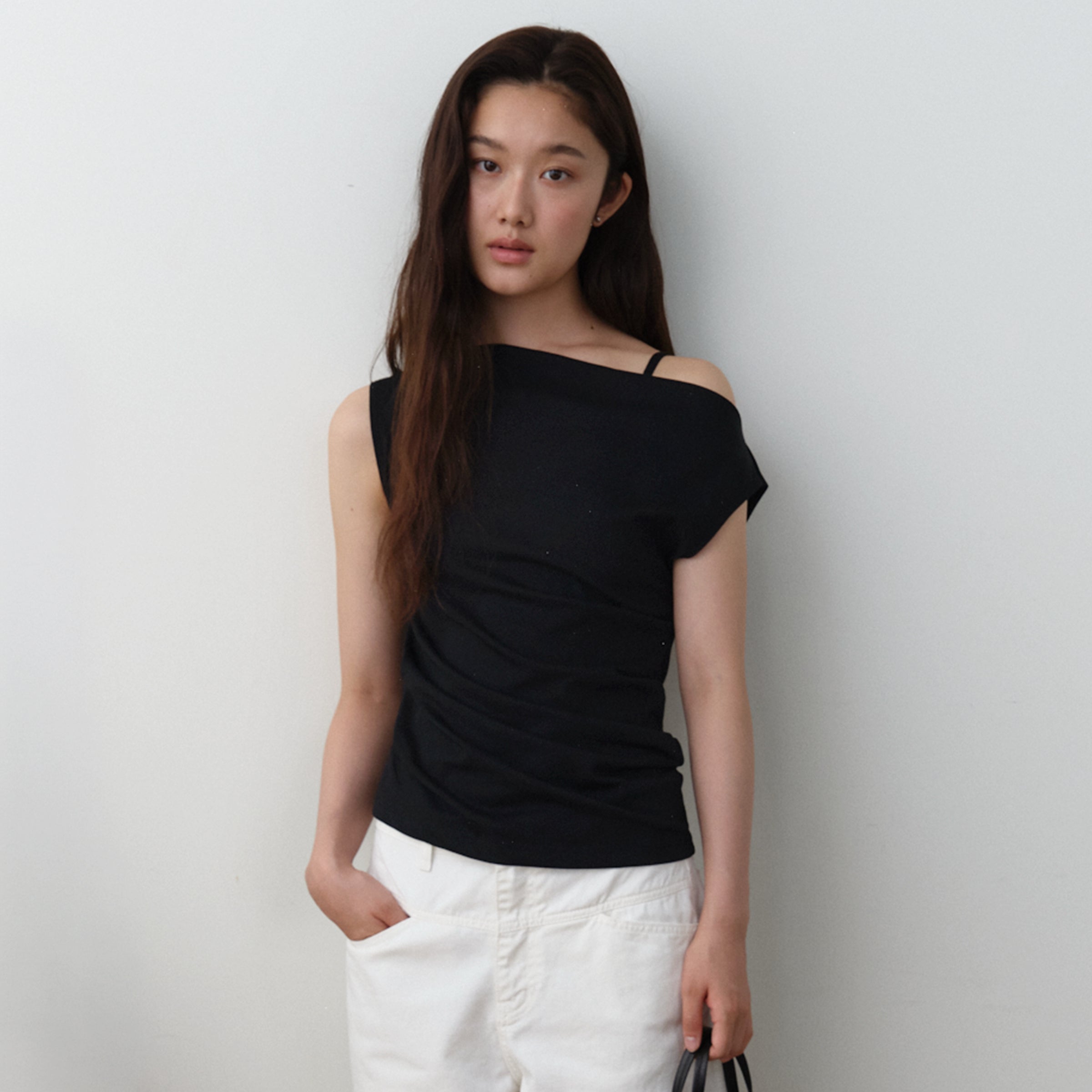 AREYOU SEOUL SIDE TUCK SLEEVELESS TOP, BLACK