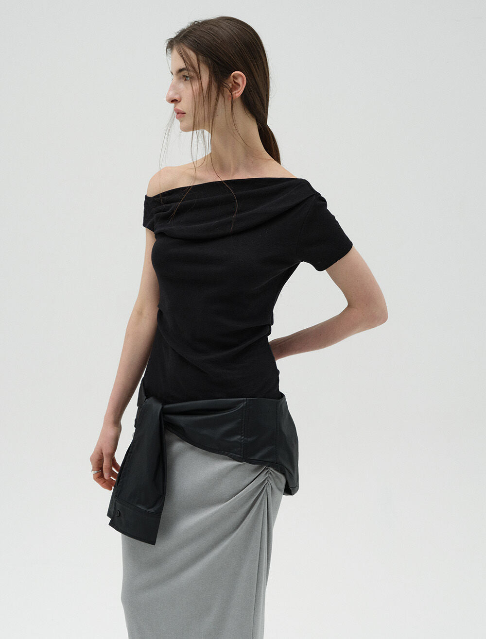 LOW TIDE [2nd REORDER] OFF SHOULDER DRAPE T-SHIRT [BLACK]