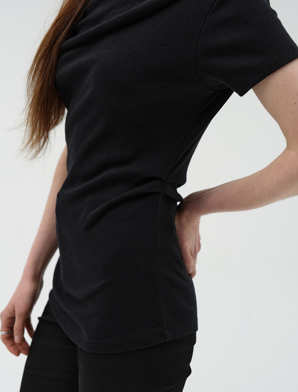 LOW TIDE [2nd REORDER] OFF SHOULDER DRAPE T-SHIRT [BLACK]