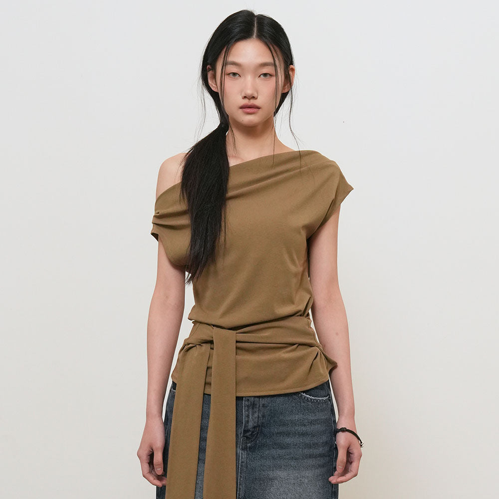 GENERAL IDEA WOMAN Unbalanced Drape Strap T-Shirt [BROWN] / GF2LTS531