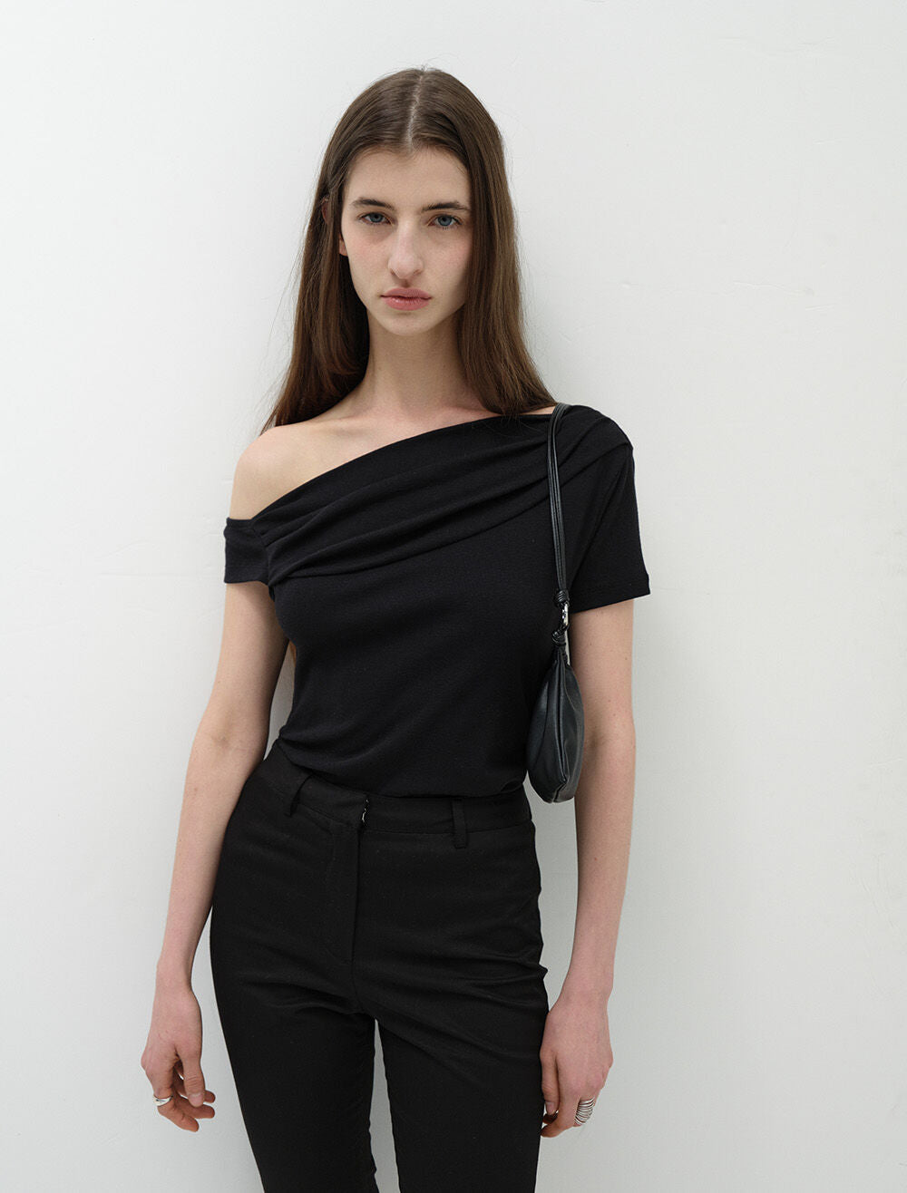 LOW TIDE [2nd REORDER] OFF SHOULDER DRAPE T-SHIRT [BLACK]