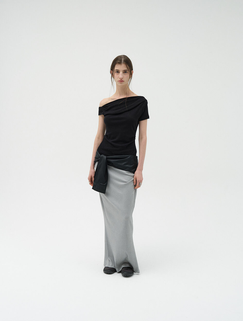 LOW TIDE [2nd REORDER] OFF SHOULDER DRAPE T-SHIRT [BLACK]