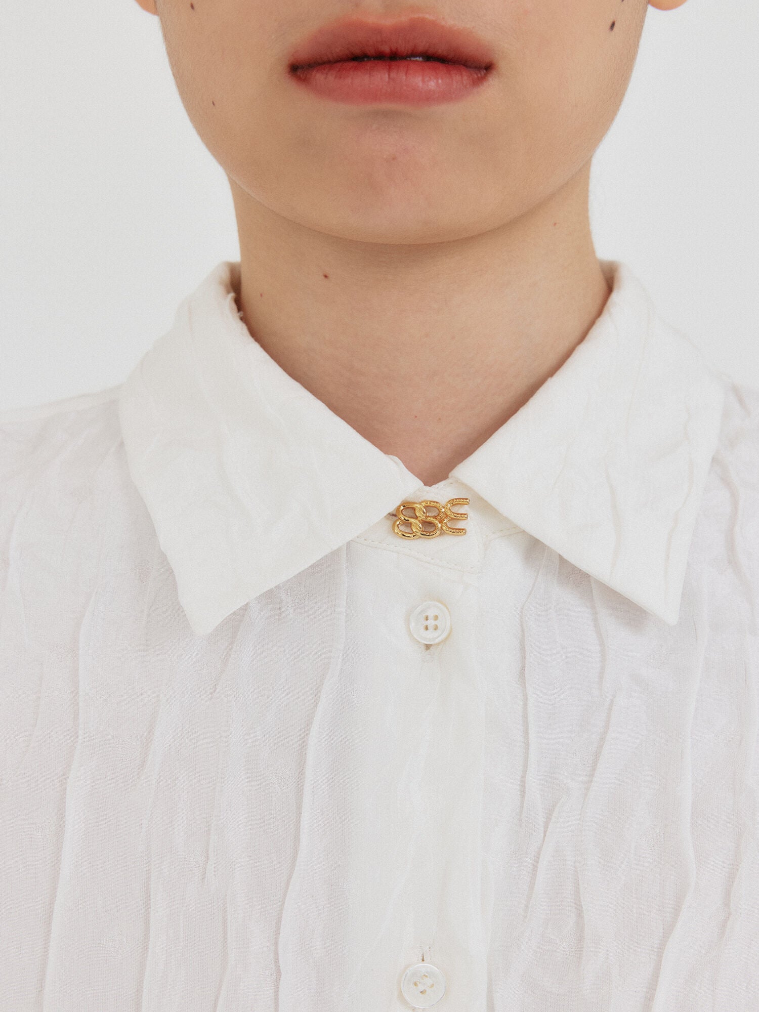 EENK ZIRYNA Classic Shirt with Brooch - White