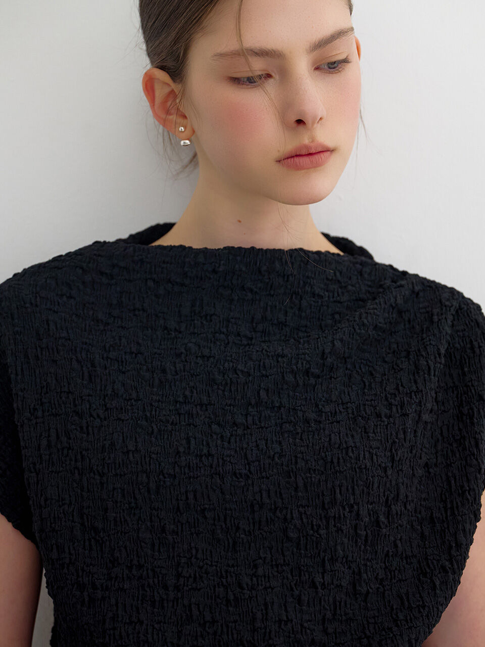 MOMET Powder Crinkle Draping Tee Black