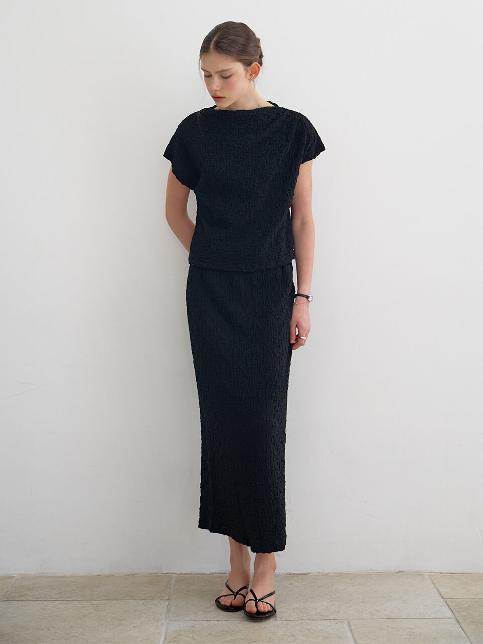 MOMET Powder Crinkle Draping Tee Black