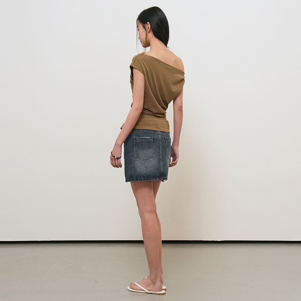 GENERAL IDEA WOMAN Unbalanced Drape Strap T-Shirt [BROWN] / GF2LTS531