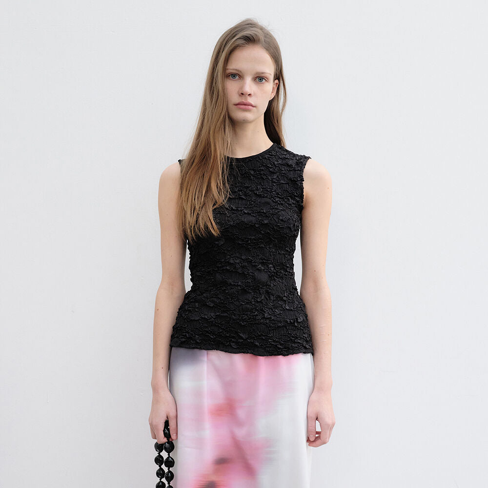 YUNSÉ Crinkle Sleeveless Top (Black)