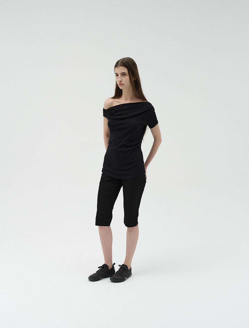 LOW TIDE [2nd REORDER] OFF SHOULDER DRAPE T-SHIRT [BLACK]