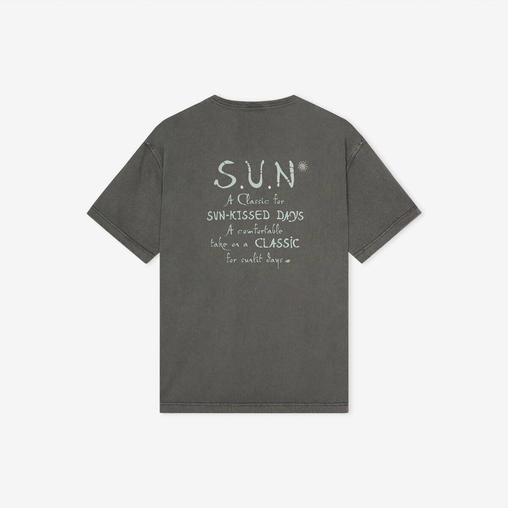 NEW BALANCE NBNEGCA013 / UNI sun kissed graphic short sleeve t-shirt (D/CHARCOAL)