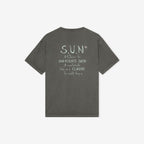 NEW BALANCE NBNEGCA013 / UNI sun kissed graphic short sleeve t-shirt (D/CHARCOAL)
