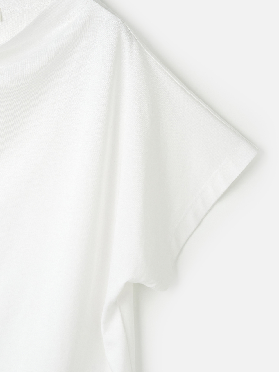 MAGJAY Drape semi-high neck t-shirt - white