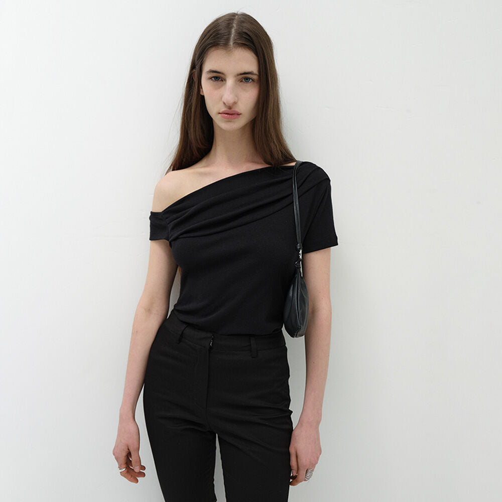LOW TIDE [2nd REORDER] OFF SHOULDER DRAPE T-SHIRT [BLACK]
