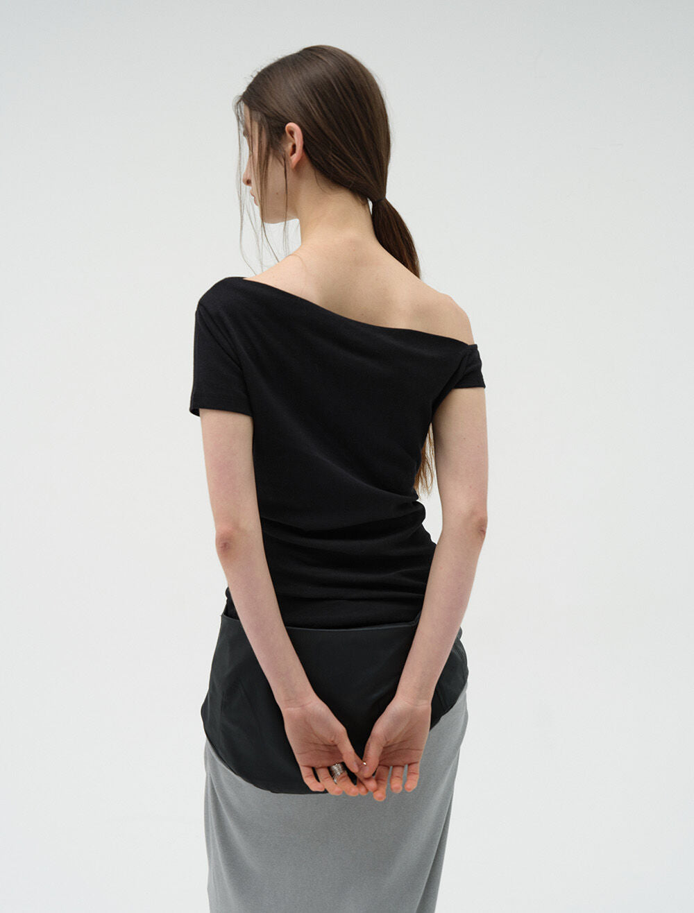 LOW TIDE [2nd REORDER] OFF SHOULDER DRAPE T-SHIRT [BLACK]