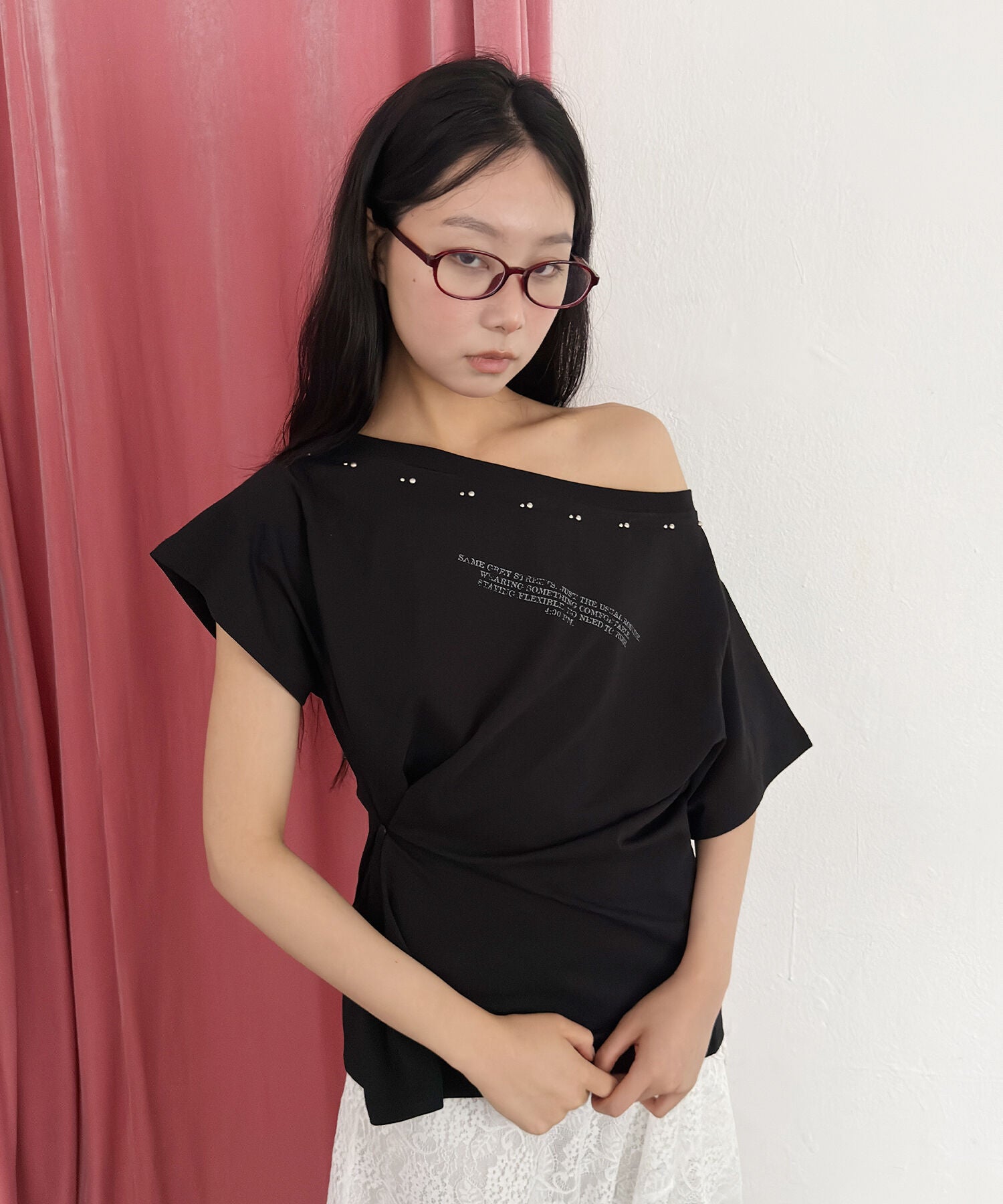 CHICKS Stud lineup graphic one shoulder short sleeve black