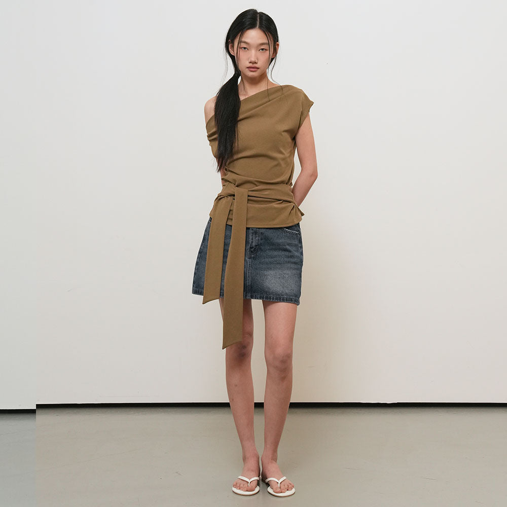 GENERAL IDEA WOMAN Unbalanced Drape Strap T-Shirt [BROWN] / GF2LTS531