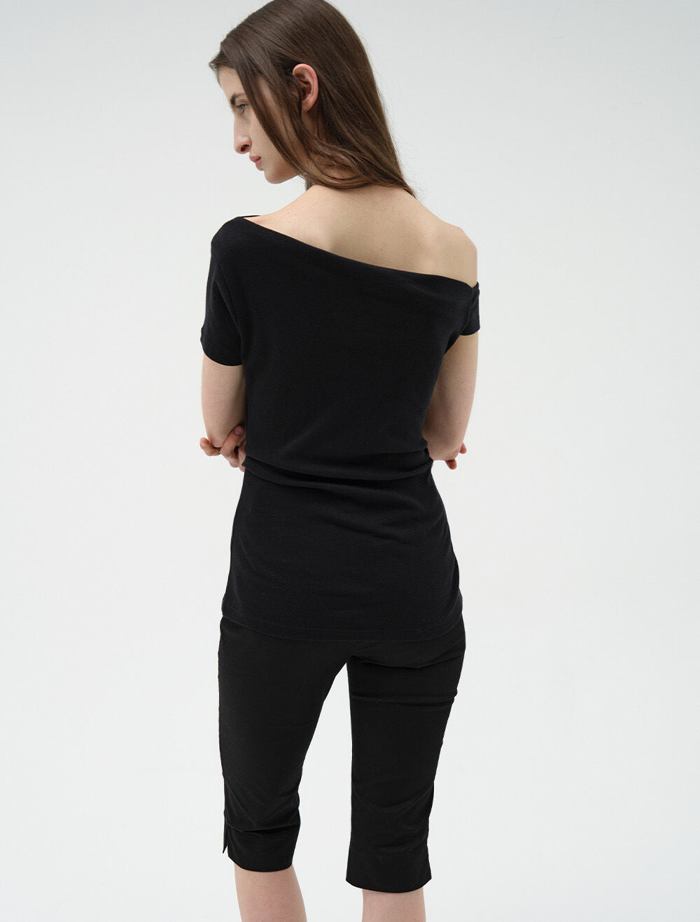 LOW TIDE [2nd REORDER] OFF SHOULDER DRAPE T-SHIRT [BLACK]