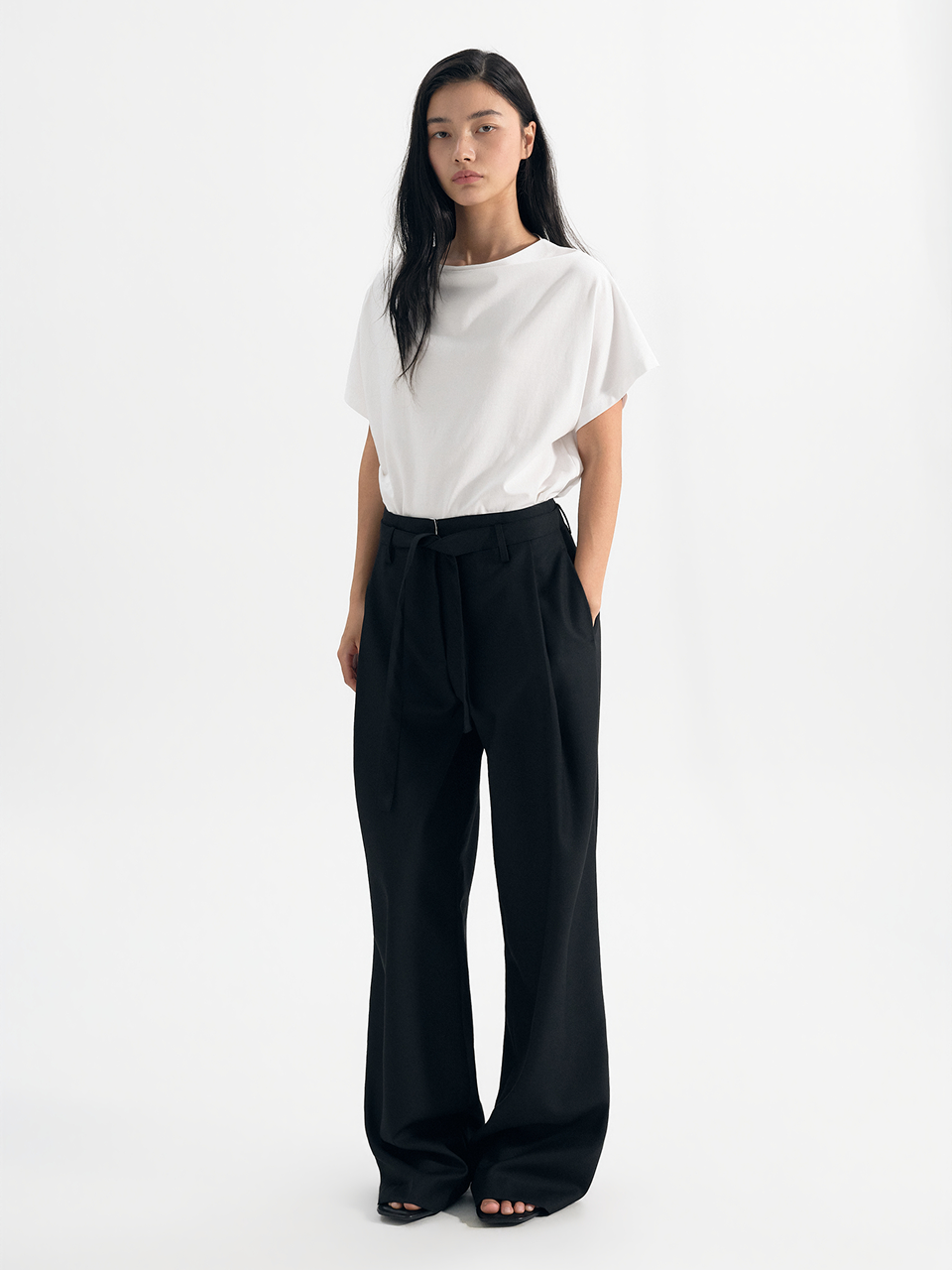 MAGJAY Drape semi-high neck t-shirt - white
