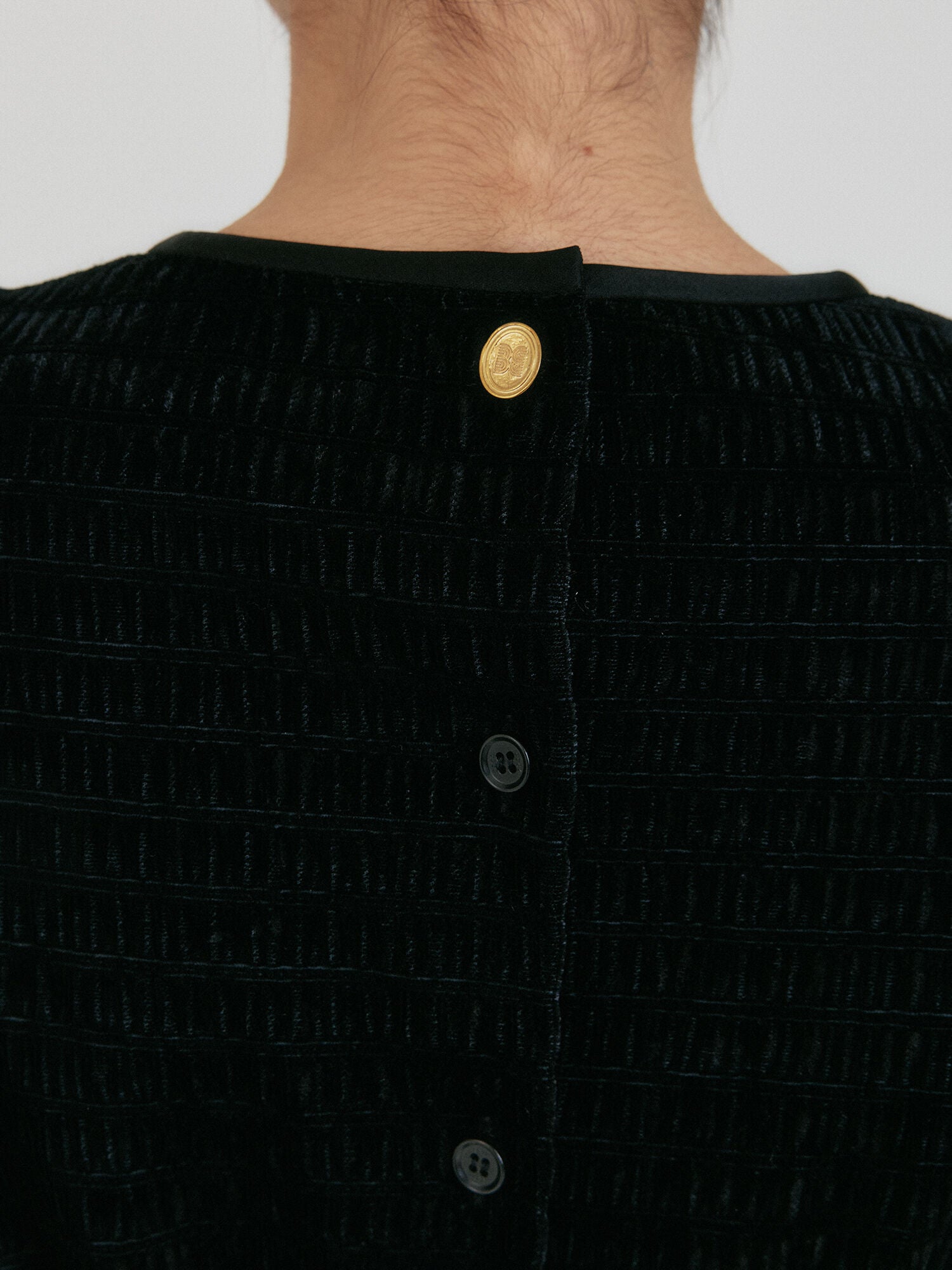 EENK ZANN Back-Button Top - Black