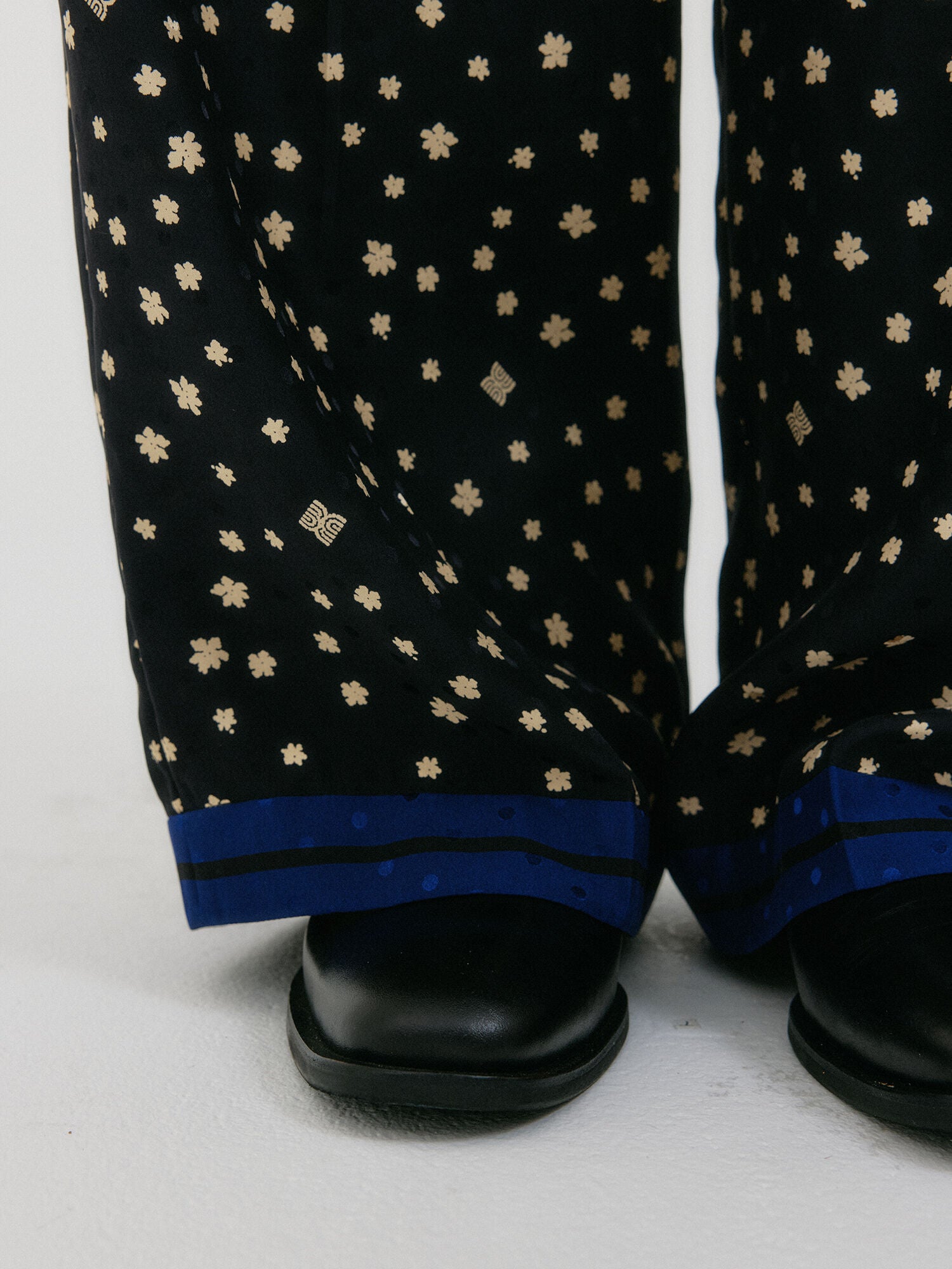 EENK ZUIIN Contrast Pants - Black