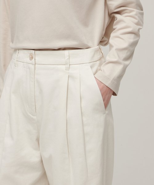 MUSINSA STANDARD WOMAN MUSINSA STANDARD WOMAN Women's Two-Tuck Wide Chino Pants Cream