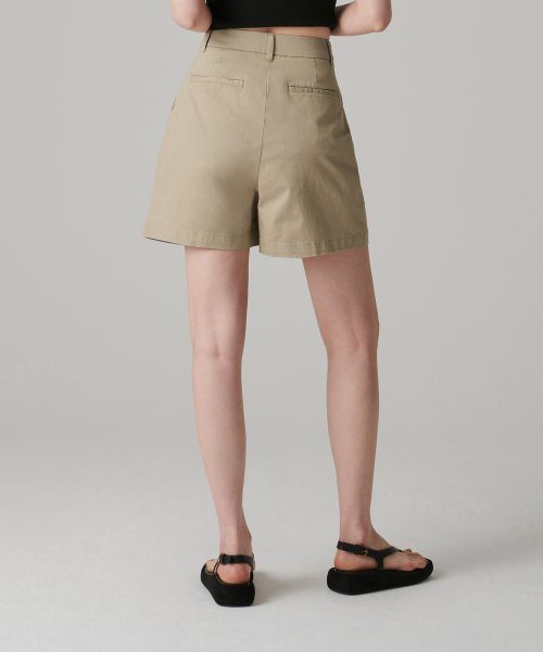 MUSINSA STANDARD WOMAN MUSINSA STANDARD WOMAN Women's Two-Tuck Wide Chino Shorts Beige