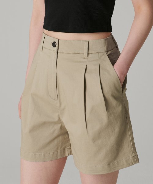 MUSINSA STANDARD WOMAN MUSINSA STANDARD WOMAN Women's Two-Tuck Wide Chino Shorts Beige