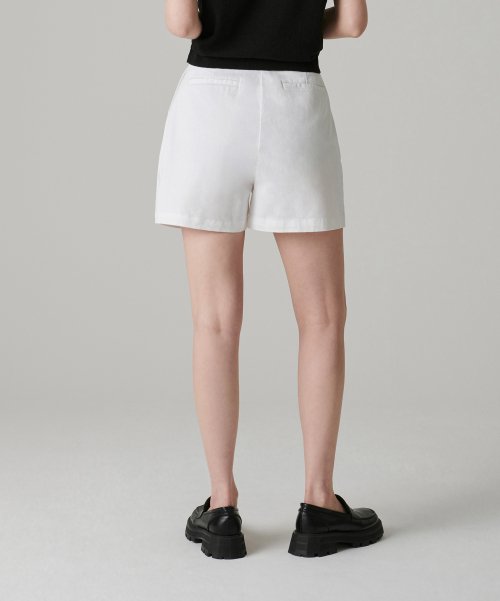 MUSINSA STANDARD WOMAN MUSINSA STANDARD WOMAN Women's Two-Tuck Wide Chino Shorts [White]
