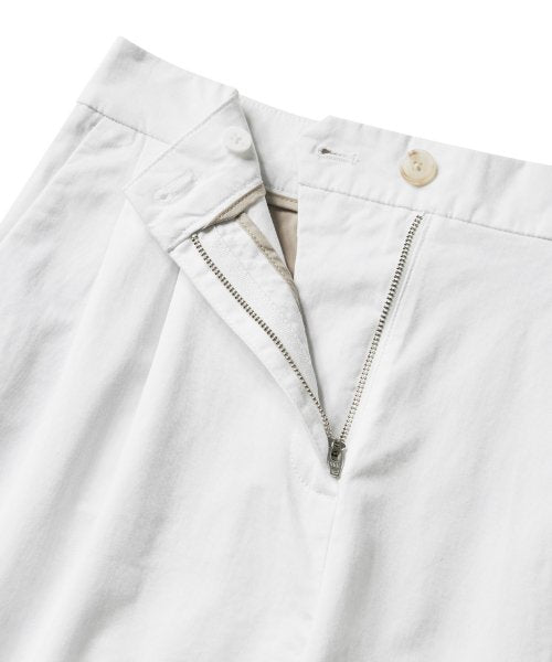 MUSINSA STANDARD WOMAN MUSINSA STANDARD WOMAN Women's Two-Tuck Wide Chino Shorts [White]