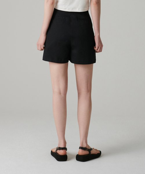 MUSINSA STANDARD WOMAN MUSINSA STANDARD WOMAN Women's Two-Tuck Wide Chino Shorts (Black)